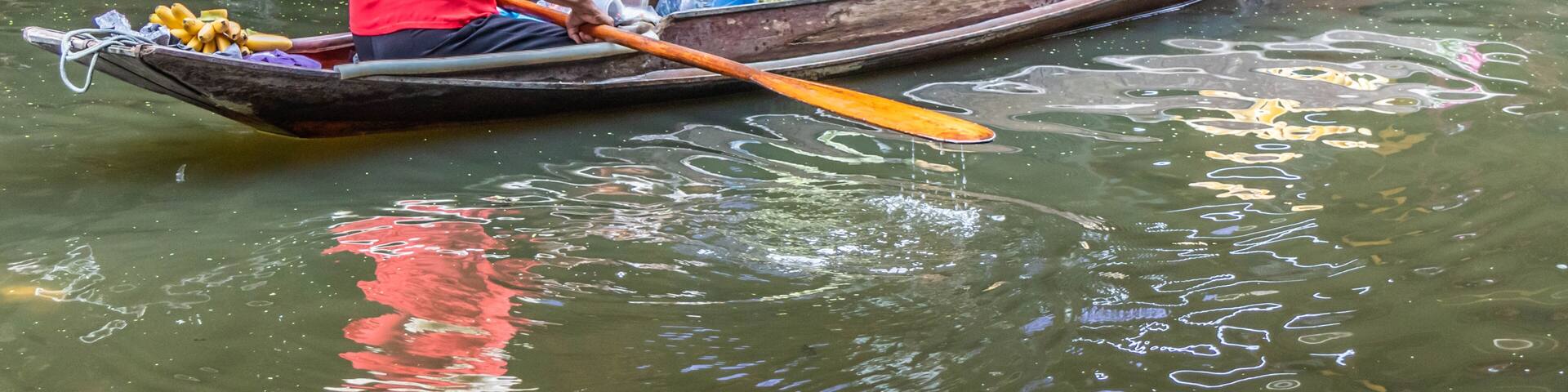Boat vendor, Damnoen Saduak floating market, Thailand