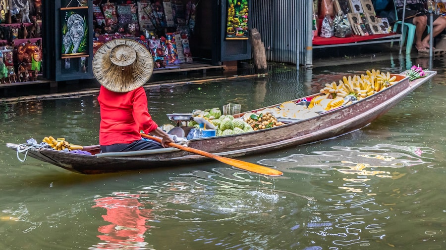 Boat vendor, Damnoen Saduak floating market, Thailand