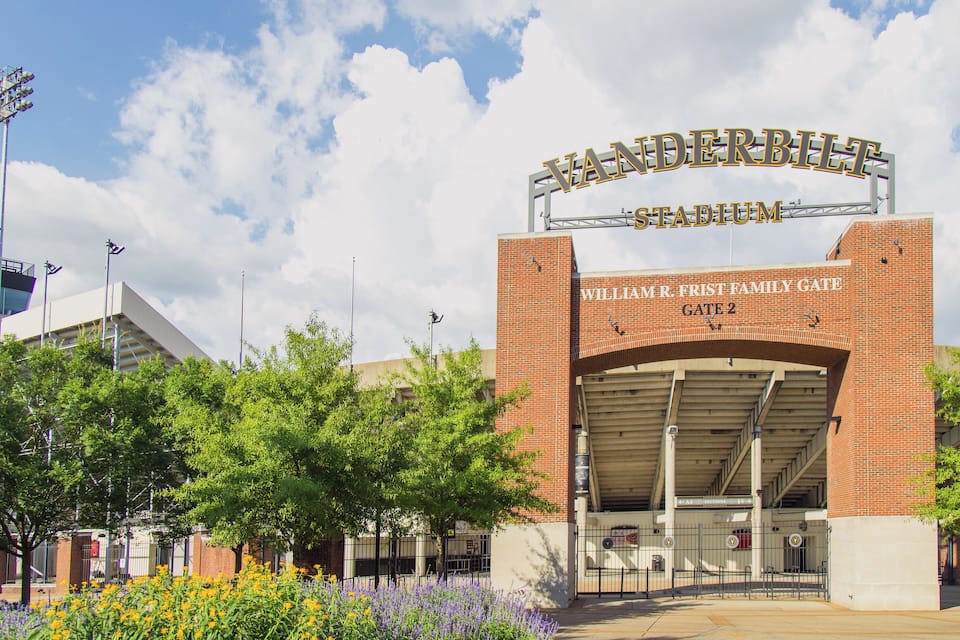 De ingang van Vanderbilt Stadium met het bord 'Vanderbilt Stadium' en 'William R. Frist Family Gate 2'.