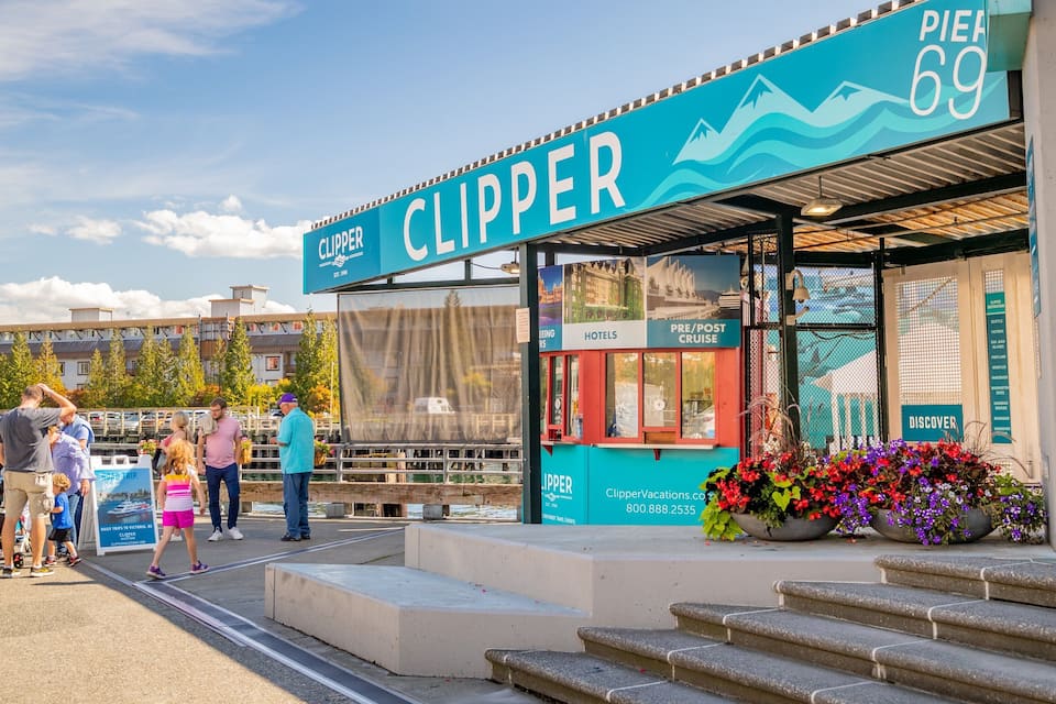Uma loja Clipper com toldo azul e uma placa que diz 'PIER 69'.