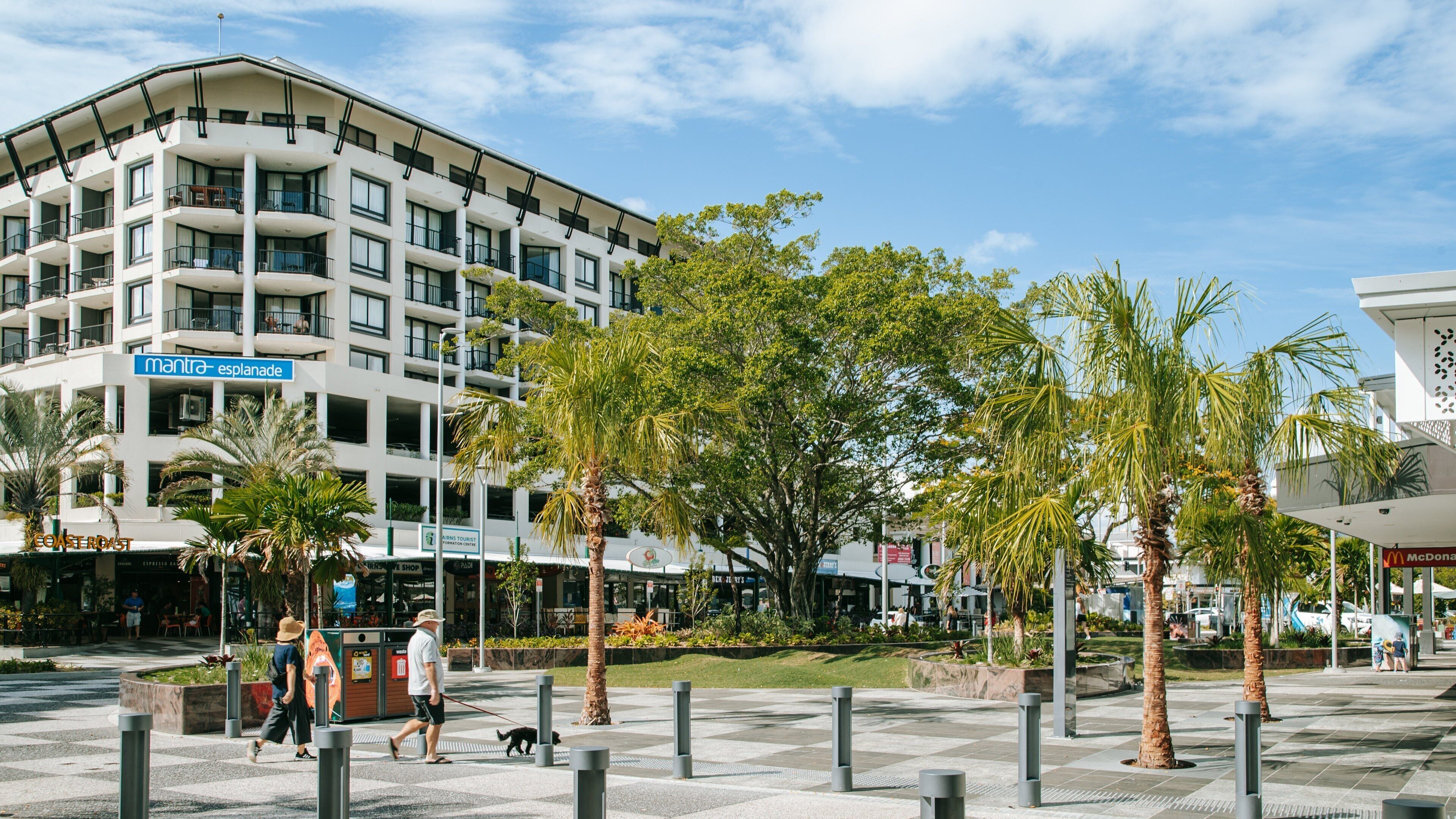 Um edifício moderno com varandas e uma placa com a inscrição "mantra esplanade".