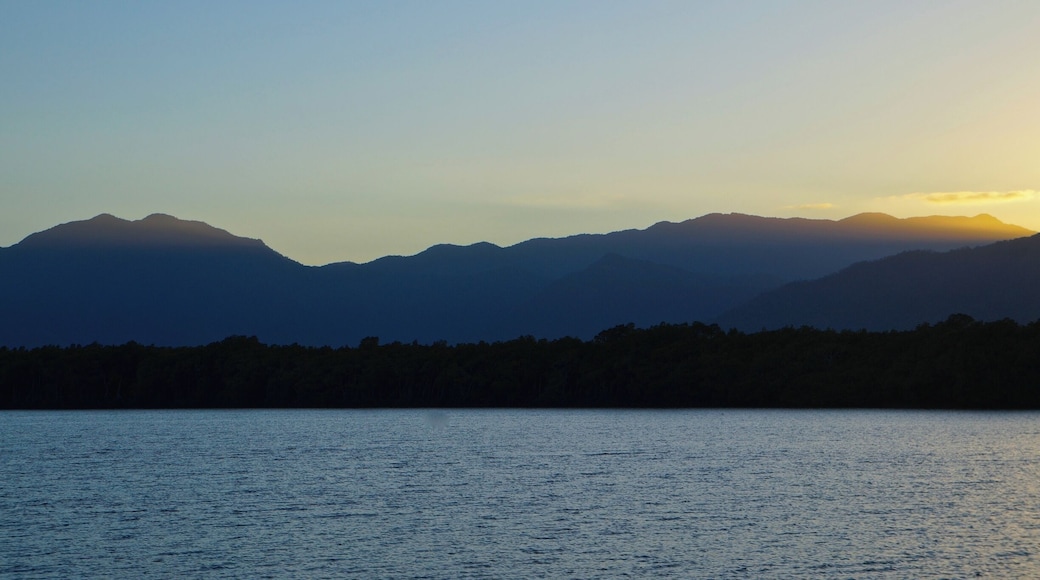 If you're looking for an inexpensive but lovely way to spend an evening then hop on a sunset cruise with Cairns Harbour Cruises. At only $44 it's worth it to see the sun setting behind the mountains. #goldenhour
www.cheskiesgaplife.com/a-delightful-evening-the-cairns-sunset-cruise