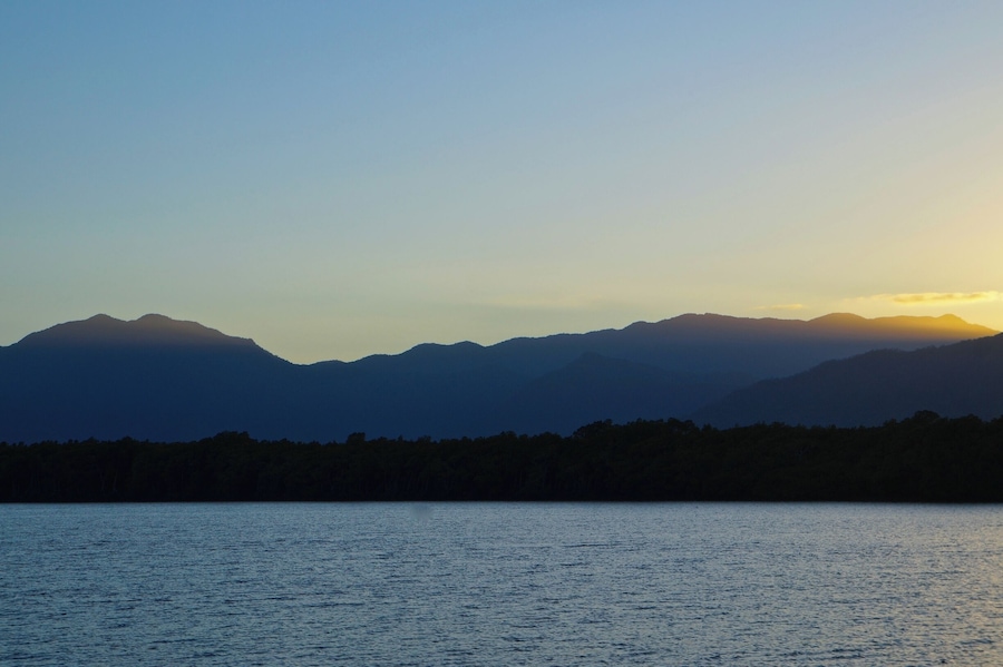 If you're looking for an inexpensive but lovely way to spend an evening then hop on a sunset cruise with Cairns Harbour Cruises. At only $44 it's worth it to see the sun setting behind the mountains. #goldenhour
www.cheskiesgaplife.com/a-delightful-evening-the-cairns-sunset-cruise