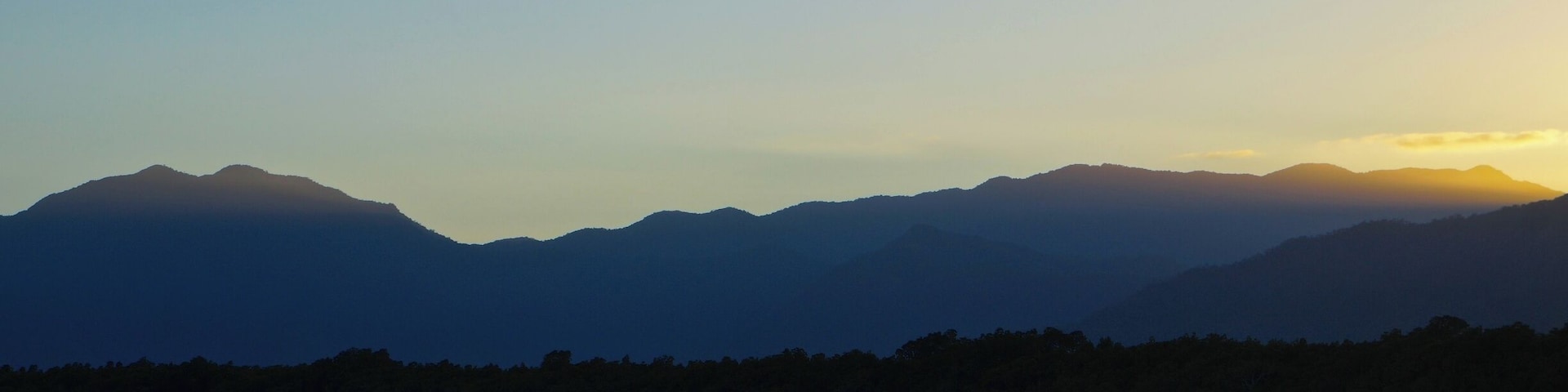 If you're looking for an inexpensive but lovely way to spend an evening then hop on a sunset cruise with Cairns Harbour Cruises. At only $44 it's worth it to see the sun setting behind the mountains. #goldenhour
www.cheskiesgaplife.com/a-delightful-evening-the-cairns-sunset-cruise