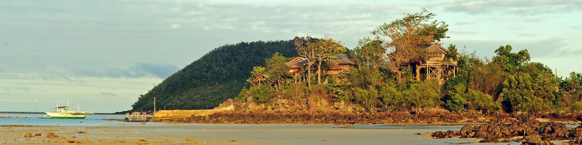 Philippines, Western Visayas, Iloilo, Sicogon, traditional house on hill on the beach at low tide