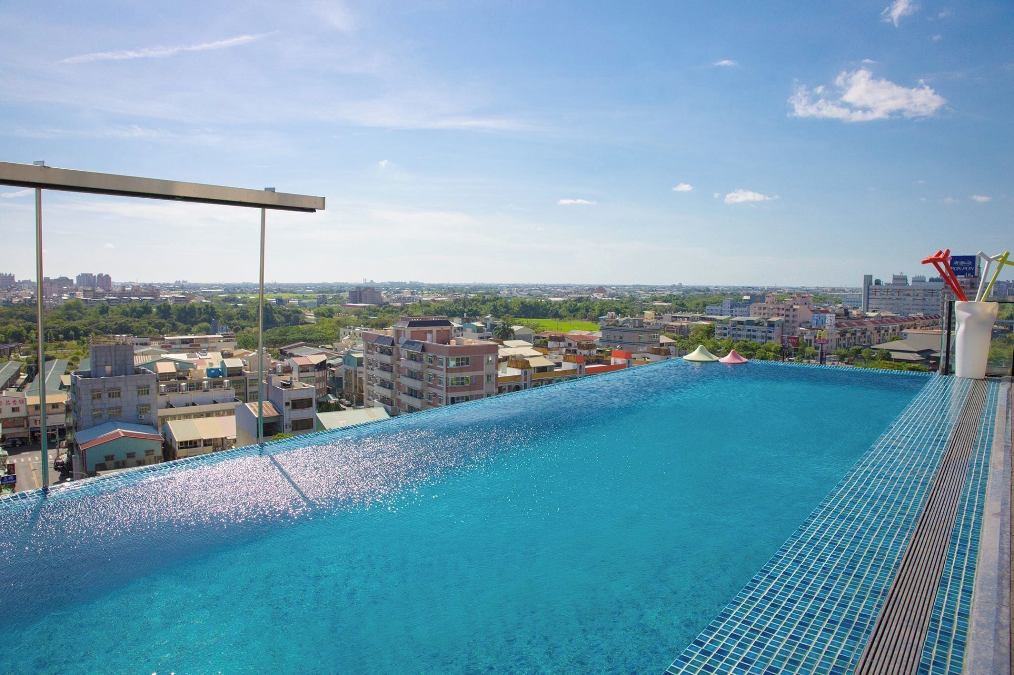 Una piscina infinita en la azotea con vistas a la ciudad.