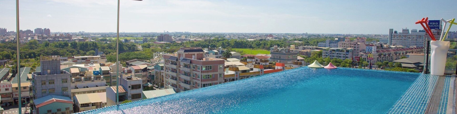 Una piscina infinita en la azotea con vistas a la ciudad.
