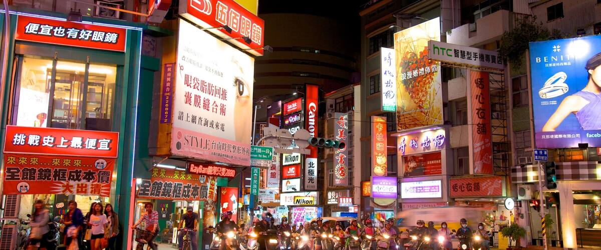 Đài Nam trong đó bao gồm thành phố, quang cảnh thành phố và cưỡi mô tô