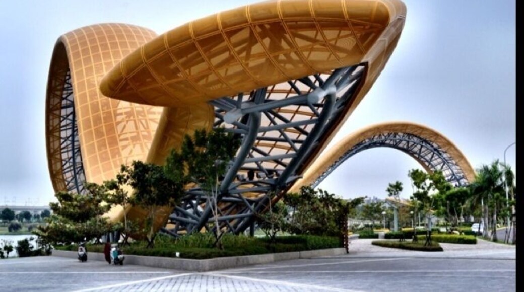 Some crazy structure in the middle of an industrial park. #architecture #stunningstructure