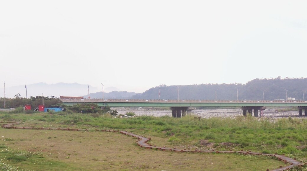 Dongshi Bridge, located between Dongshi Township and Shigang Township, Taichung County, Taiwan. It crosses Dajia River, and it's a section of provincial highway No. 3.