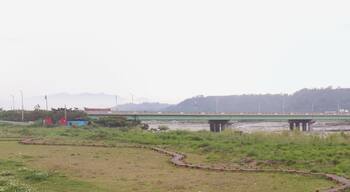 Dongshi Bridge, located between Dongshi Township and Shigang Township, Taichung County, Taiwan. It crosses Dajia River, and it's a section of provincial highway No. 3.