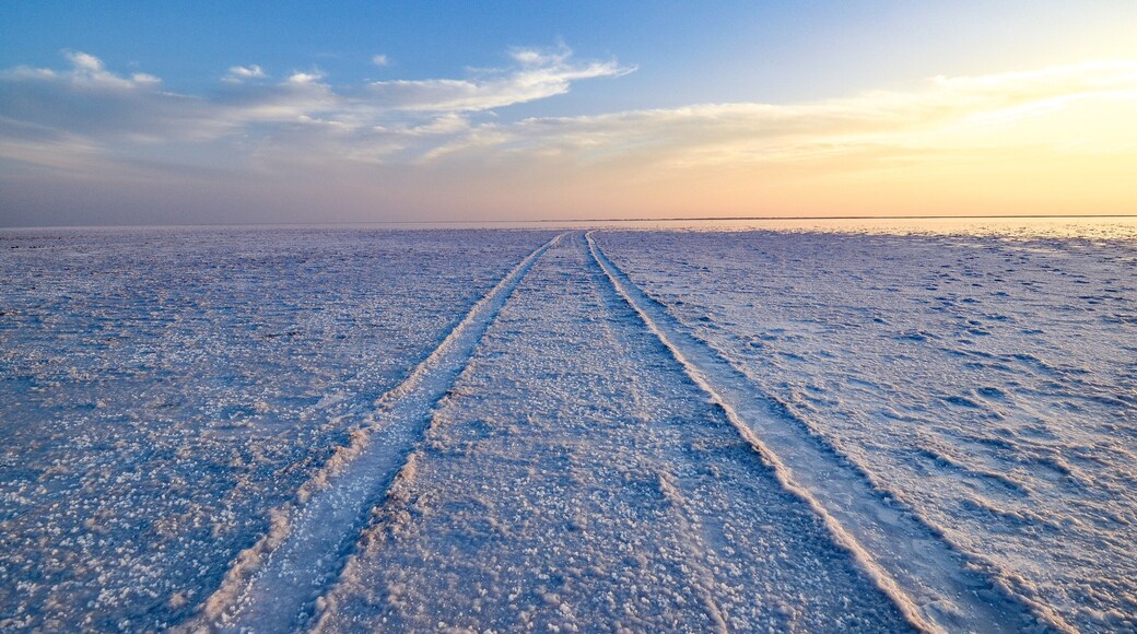 Believe it or not, this is not the snow but Salt Flats in The Great Rann of Kutch. This 7500 sq km (2900 sq miles) of salt marsh is in the Thar Desert in the Kutch District of Gujarat, India and is reputed to be one of the largest salt deserts in the world.
#lifeatexpedia