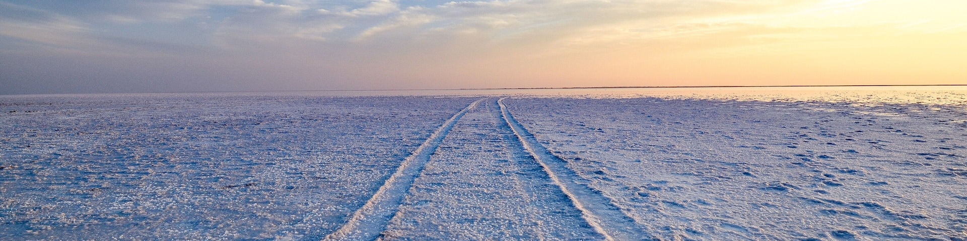 Believe it or not, this is not the snow but Salt Flats in The Great Rann of Kutch. This 7500 sq km (2900 sq miles) of salt marsh is in the Thar Desert in the Kutch District of Gujarat, India and is reputed to be one of the largest salt deserts in the world.
#lifeatexpedia