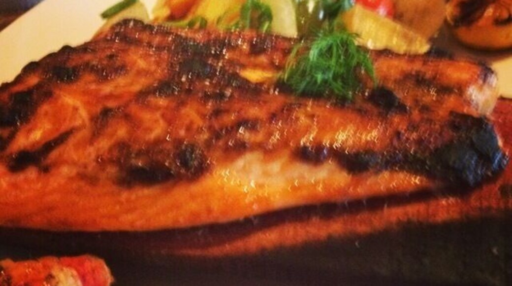 Salmón al frente, y ribs con papas fritas atrás. Ambos platos estaban riquísimos!! Excelente lugar para comer 👌 / Salmon and at the back you can see ribs w fries. Both dishes were delicious!! Excellent place to eat 👌 #Delicious