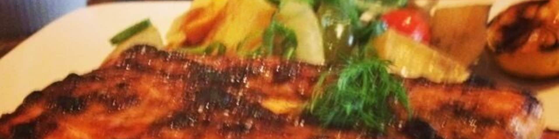 Salmón al frente, y ribs con papas fritas atrás. Ambos platos estaban riquísimos!! Excelente lugar para comer 👌 / Salmon and at the back you can see ribs w fries. Both dishes were delicious!! Excellent place to eat 👌 #Delicious