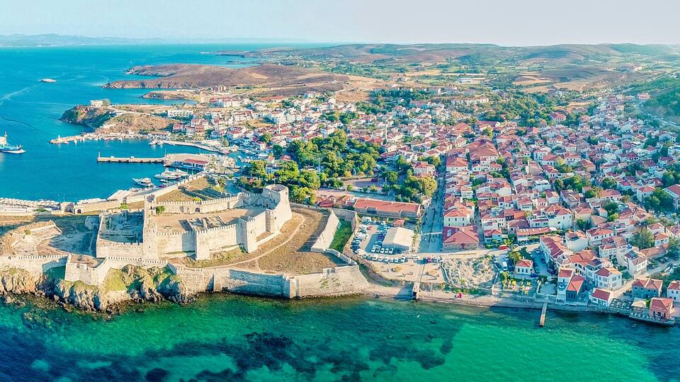 To look at Bozcaada with cubes.