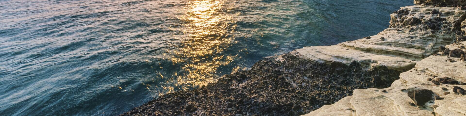 Karanu is Geo-Coast in the south side of Dogashima, Nishiizu.