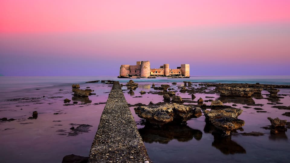 Kızkalesi, an important tourism center of Erdemli, is 23 km from Erdemli and 60 km from Mersin. Its historical name is Korykos.