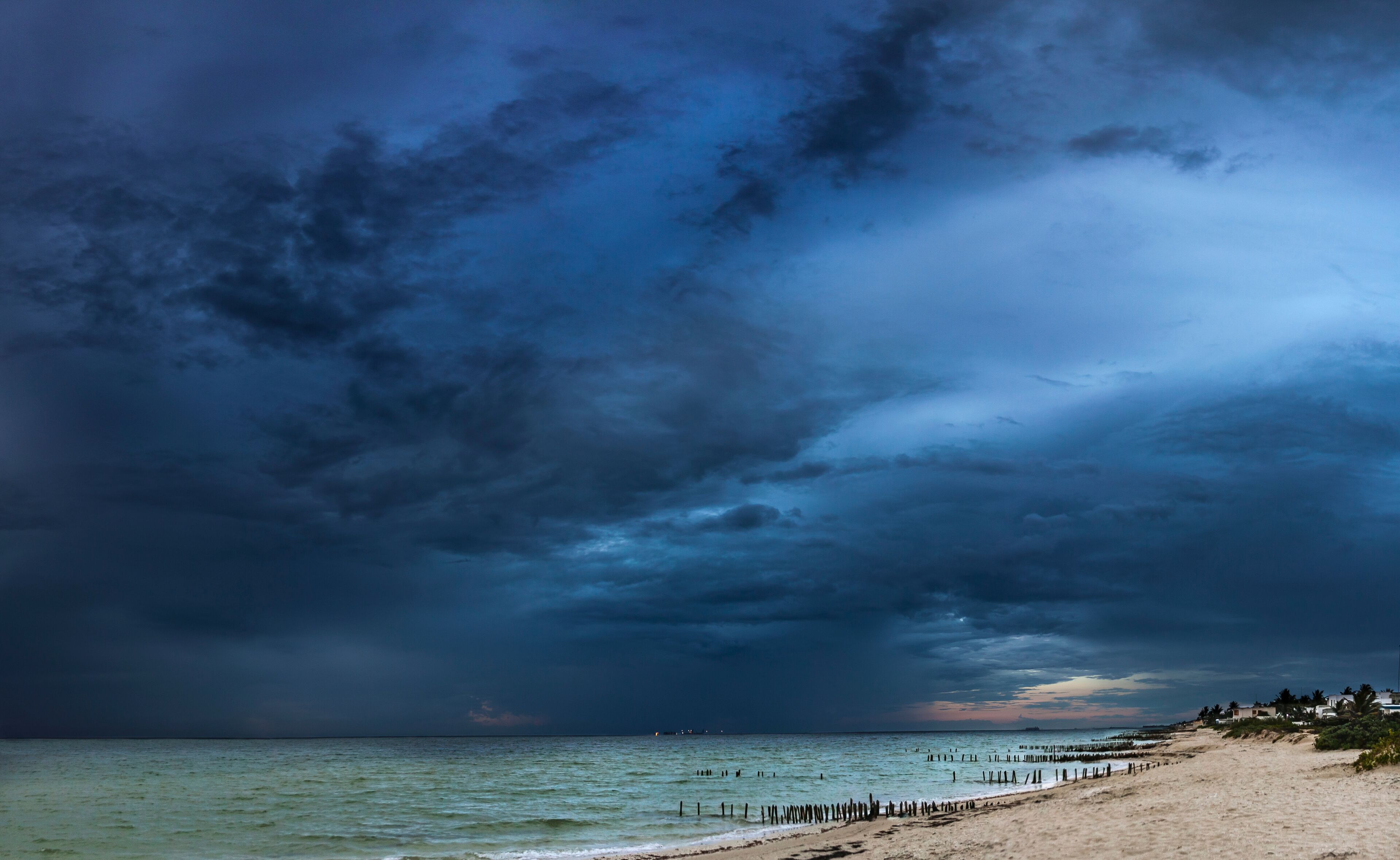 Cumulonimbus, Nube de tormenta en la playa