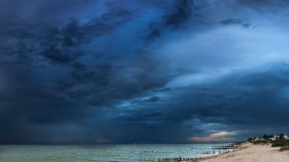 Cumulonimbus, Nube de tormenta en la playa