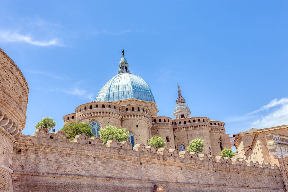 Un edificio storico con una grande cupola e un campanile.