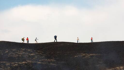 Nicaragua som viser vandring eller fottur og fjell i tillegg til en stor gruppe med mennesker