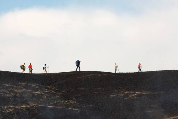 ニカラグア共和国 どの含み 山々 と ハイキングあるいはウォーキング 及び 大勢の人々