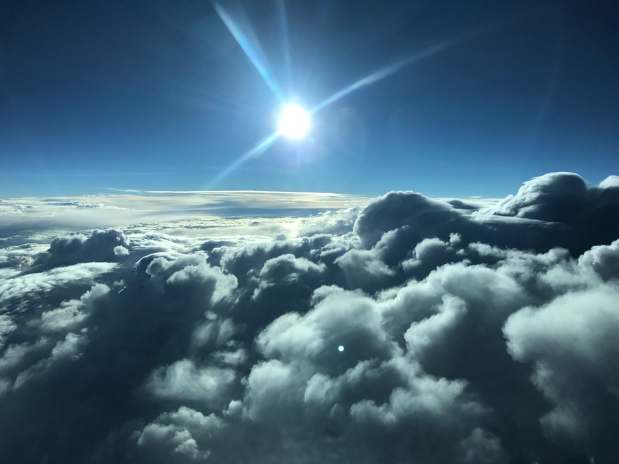 Flying over the midwestern US at 38000 feet put us above some active thunderstorms in the area🌥