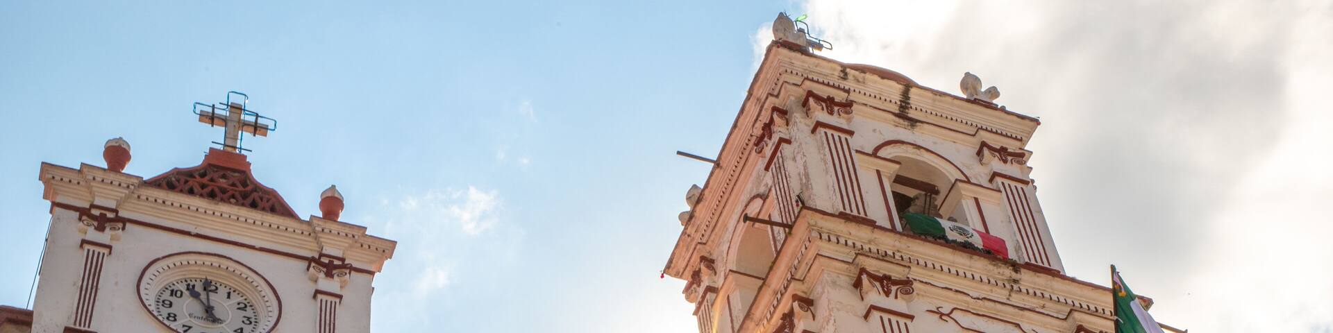 Iglesia de Tonatico en una mañana soleada de fiestas patrias.