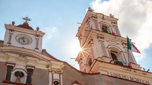 Iglesia de Tonatico en una mañana soleada de fiestas patrias.