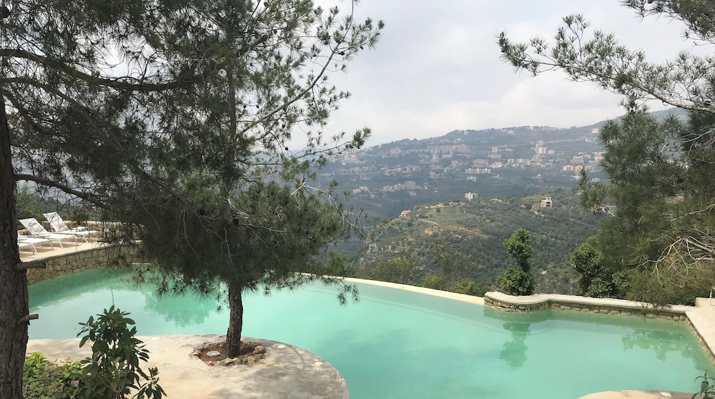 This is a hidden place, in the mountain of Lebanon. The time stops when you get there and you can appreciate the nice view by staying around the pool or even by spending a night in one of the amazing rooms of Bkerzay 😍
#beirut #LifeAtExpedia #askmariawhere2go #view #mountain