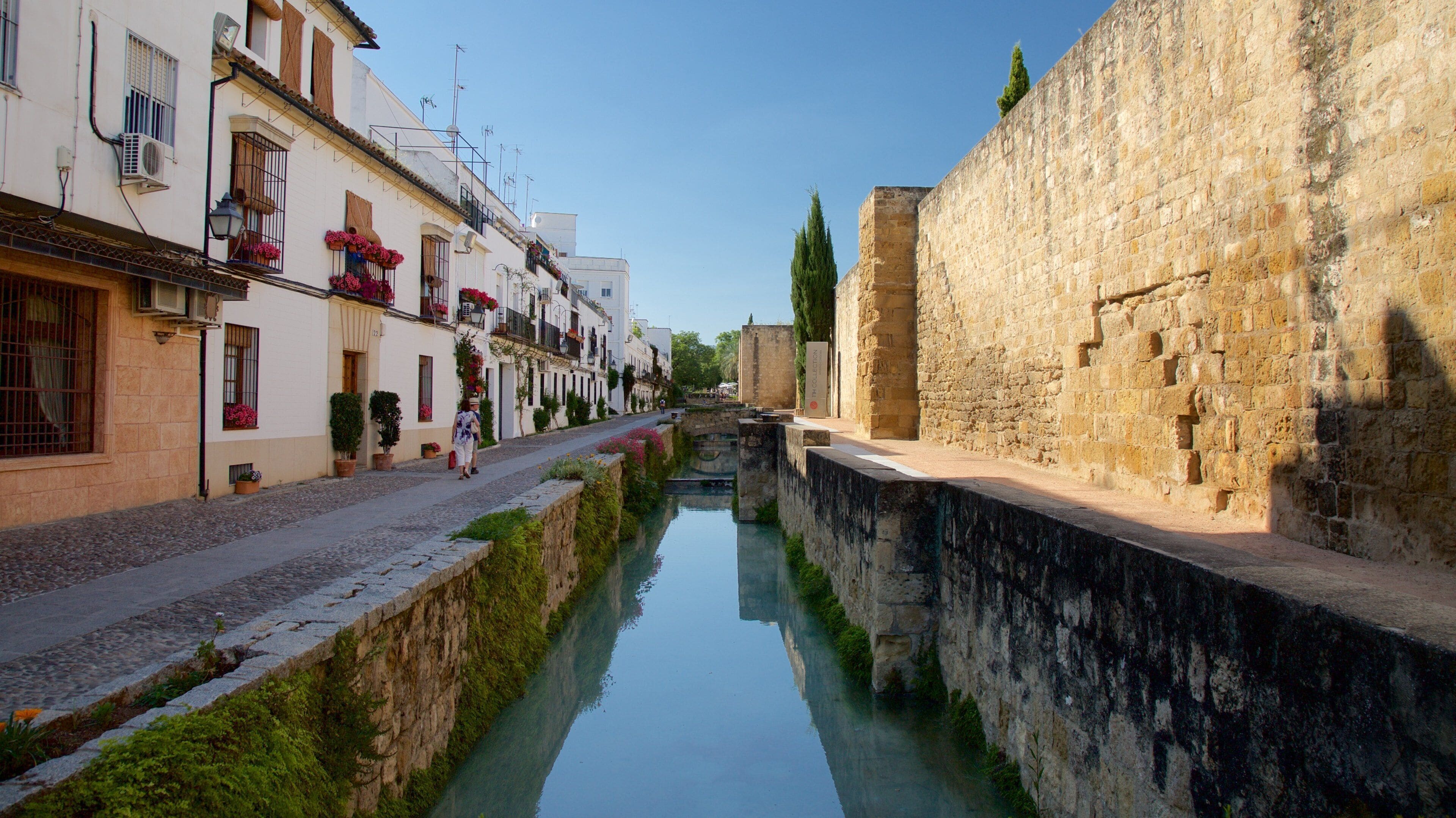 Córdoba ofreciendo un río o arroyo y una pequeña ciudad o pueblo