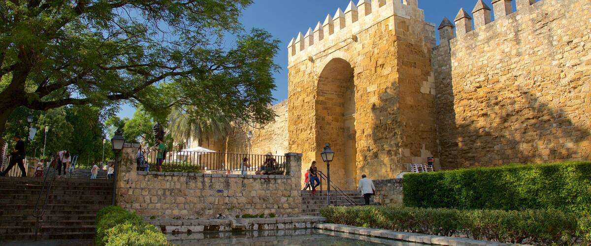 Córdoba ofreciendo un estanque y elementos patrimoniales