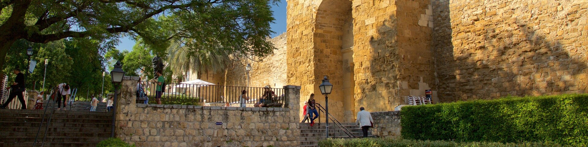 Córdoba mostrando elementos de patrimônio e um lago