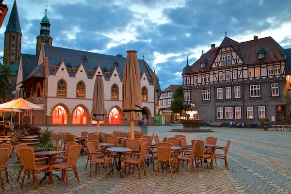 Goslar mit einem Springbrunnen, Platz oder Plaza und Geschichtliches