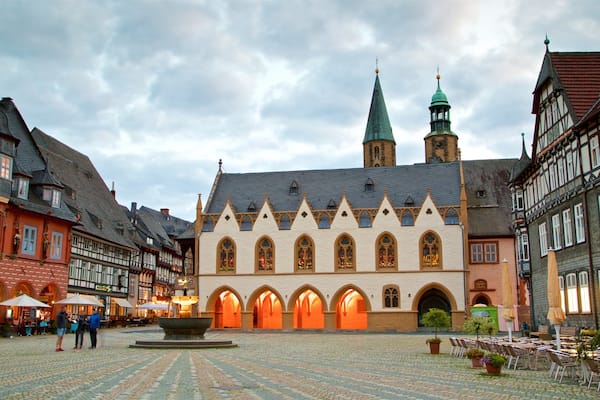 Goslar qui includes fontaine, scĂšnes de rue et square ou place