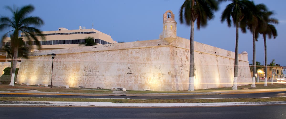 Campeche ofreciendo escenas nocturnas y patrimonio de arquitectura