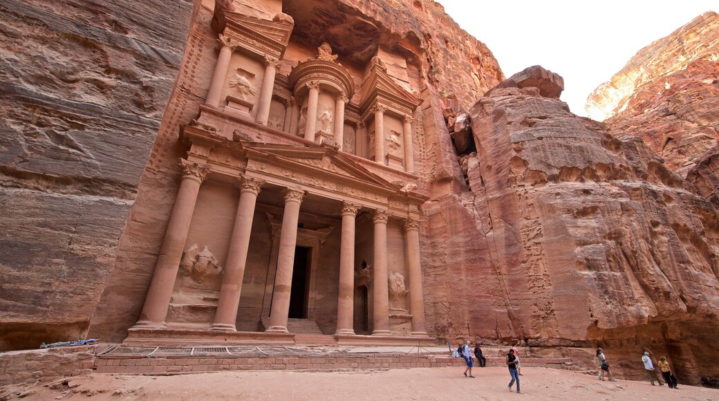 Wadi Musa mostrando architettura d\'epoca e gola o canyon cosi come un piccolo gruppo di persone
