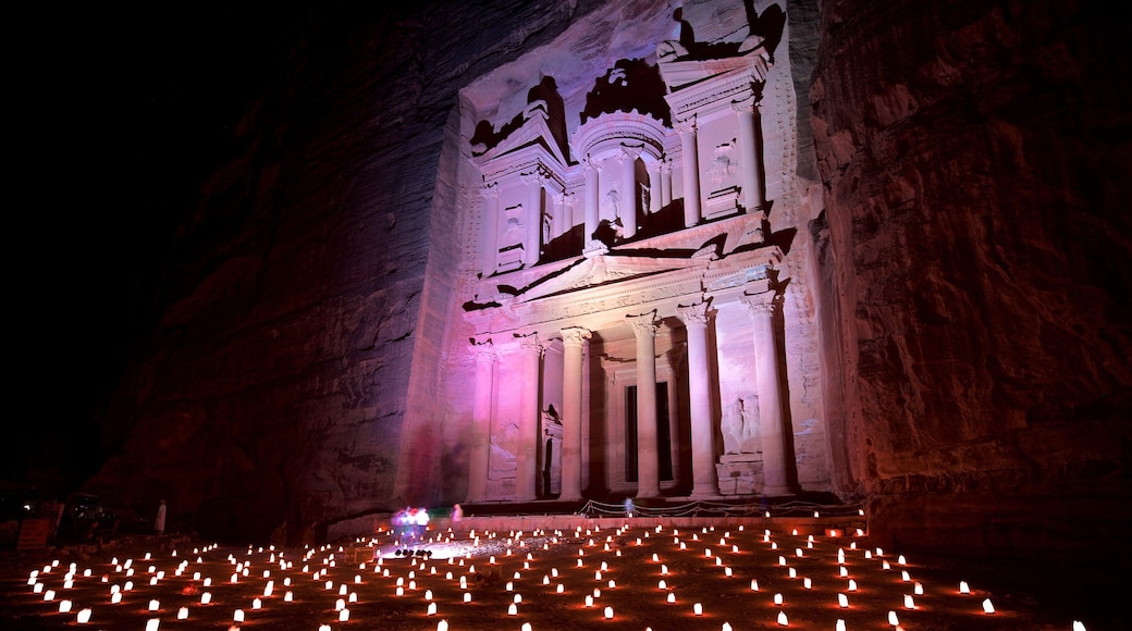 와디 무사 을 보여주는 야경, 계곡 또는 협곡 과 문화유산 건축