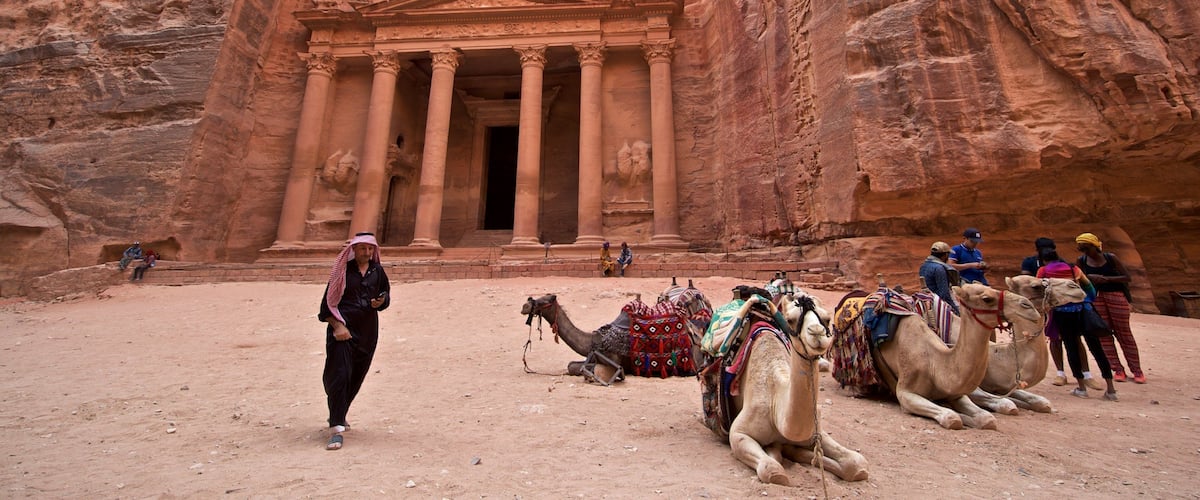 Wadi Musa inclusief landdieren, historische architectuur en een kloof of ravijn