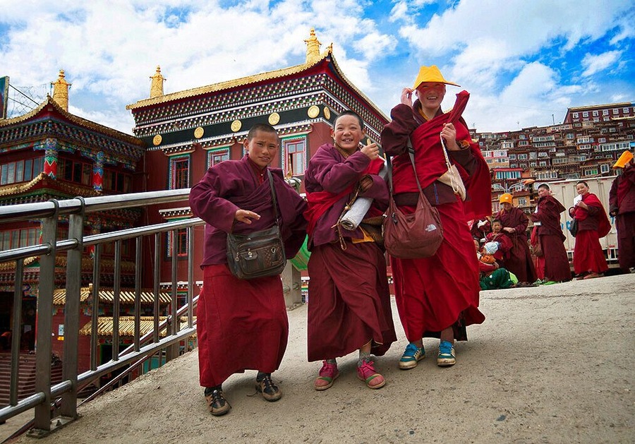 Lost in the red houses of #Sertar,lost in the Larung Gar Buddhist Academy,the biggest Buddhist school in the world.
https://twitter.com/Beautifulgx