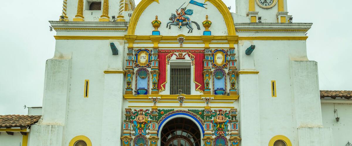 Santuario de la inmaculada concepción. Muestra una arquitectura contemporánea y elegante, aunque su principal atractivo radica en su interior, donde existe una escultura monumental de la Virgen María