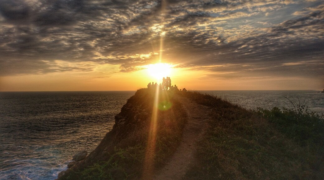 Offering just as spectacular a sunset view as the more popular Punta Cometa, this overlook is more easily reached.
The trail starts at the top of the hill on the road to Mermejita. Take a left towards Punta Cometa and then a right at the sign for Punta Pescador.
#sunset #nature #Oaxaca #mazunte
