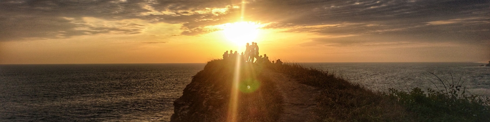 Offering just as spectacular a sunset view as the more popular Punta Cometa, this overlook is more easily reached.
The trail starts at the top of the hill on the road to Mermejita. Take a left towards Punta Cometa and then a right at the sign for Punta Pescador.
#sunset #nature #Oaxaca #mazunte