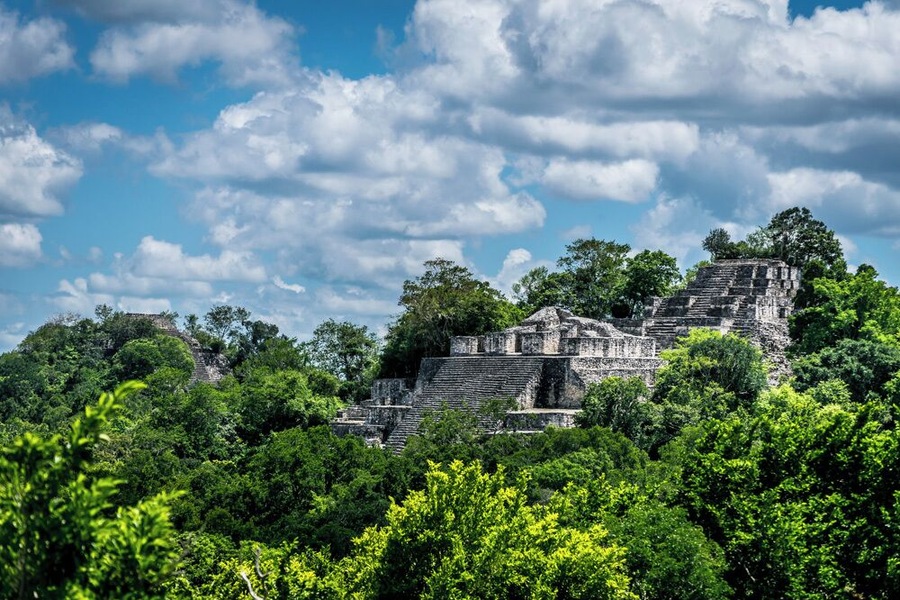 Calakmul has been my favorite mayan site, so far, and the hardest to reach.
The site is really big and its pyramids as big as the one in Chichen Itzá, covered almost completely by the jungle. It's like the mexican Angkor Wat.