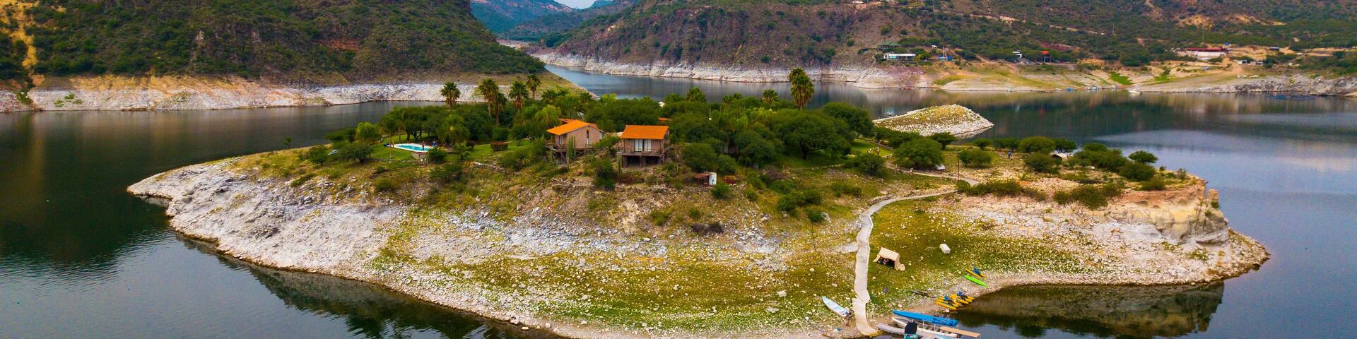 Foto Aérea del Campamento de la Isla Tzibinza en el estado de Querétaro en la frontera con el estado de Hidalgo