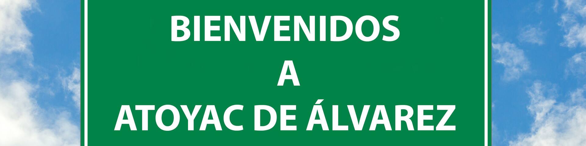 Siguiente salida Bienvenidos a atoyac de alvarez una señal verde sobre fondo de cielo azul. Colección de señales de tráfico conceptuales