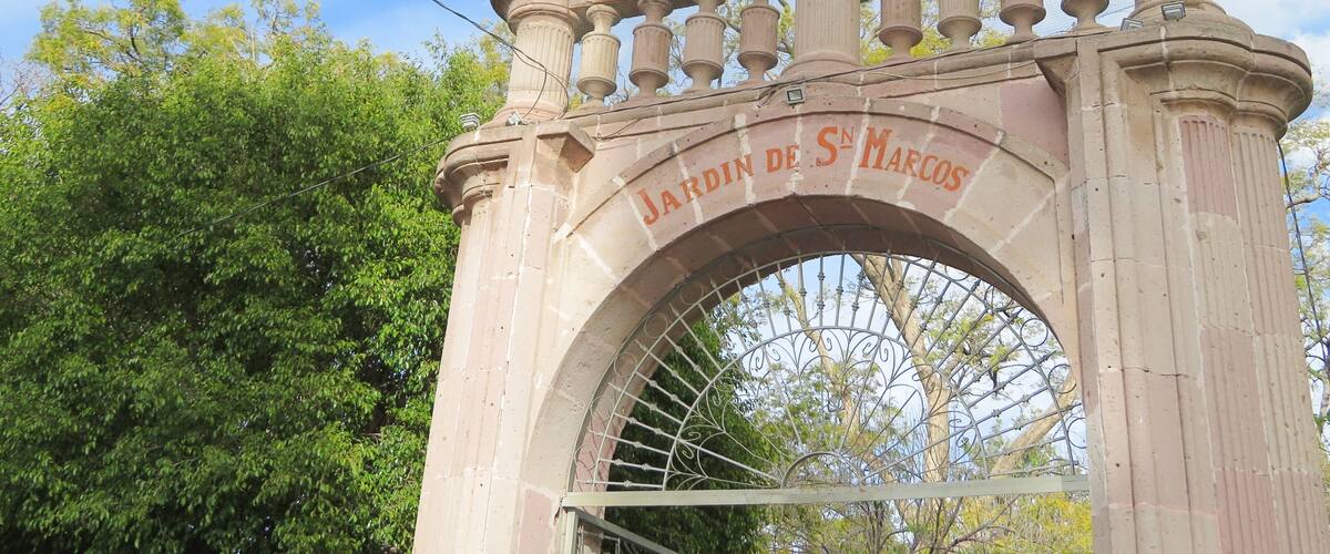 An ornate stone archway with the inscription "JARDIN DE S. MARCOS" and a decorative balustrade.