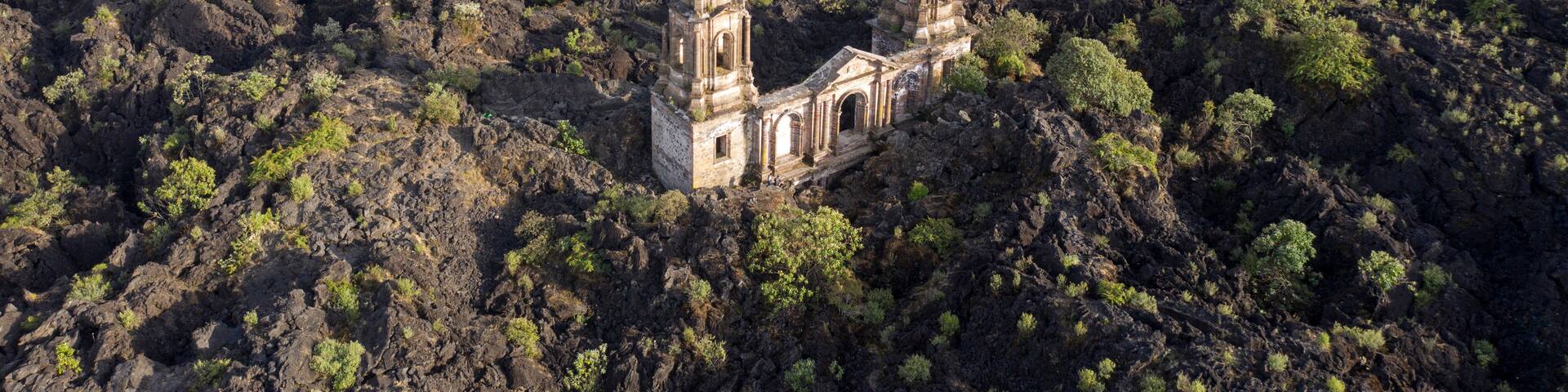 Antigua Iglesia de San Juan Parangaricutiro, enterrado por el Volcan Paricutin, Michoacan Mexico