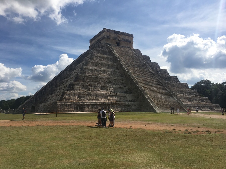 Chichén Itzá was a large city built by the Mayan people. This archaeological site is located in Yucatán, Mexico.